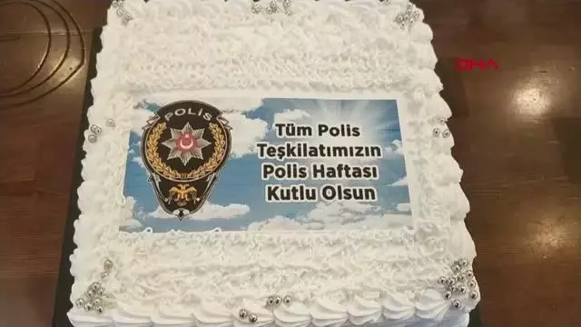 BURDUR 'KAVGA VAR' DİYE ÇAĞRILAN POLİSLERE PASTA SÜRPRİZİ BURDUR 'KAVGA VAR' DİYE ÇAĞRILAN POLİSLERE PASTA SÜRPRİZİ