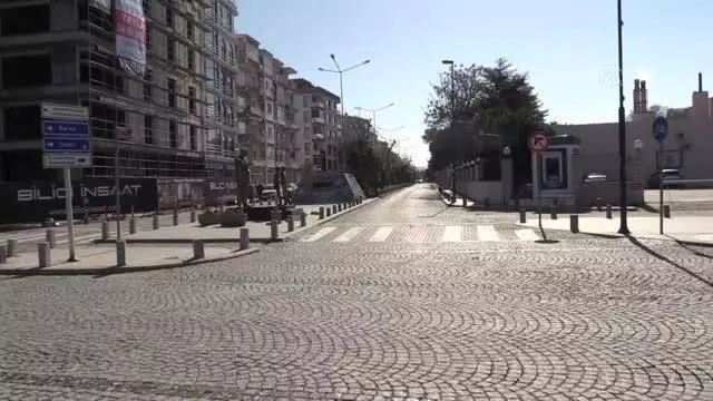 ÇANAKKALE - Sokağa çıkma kısıtlamasına riayet ediliyor ÇANAKKALE - Sokağa çıkma kısıtlamasına riayet ediliyor