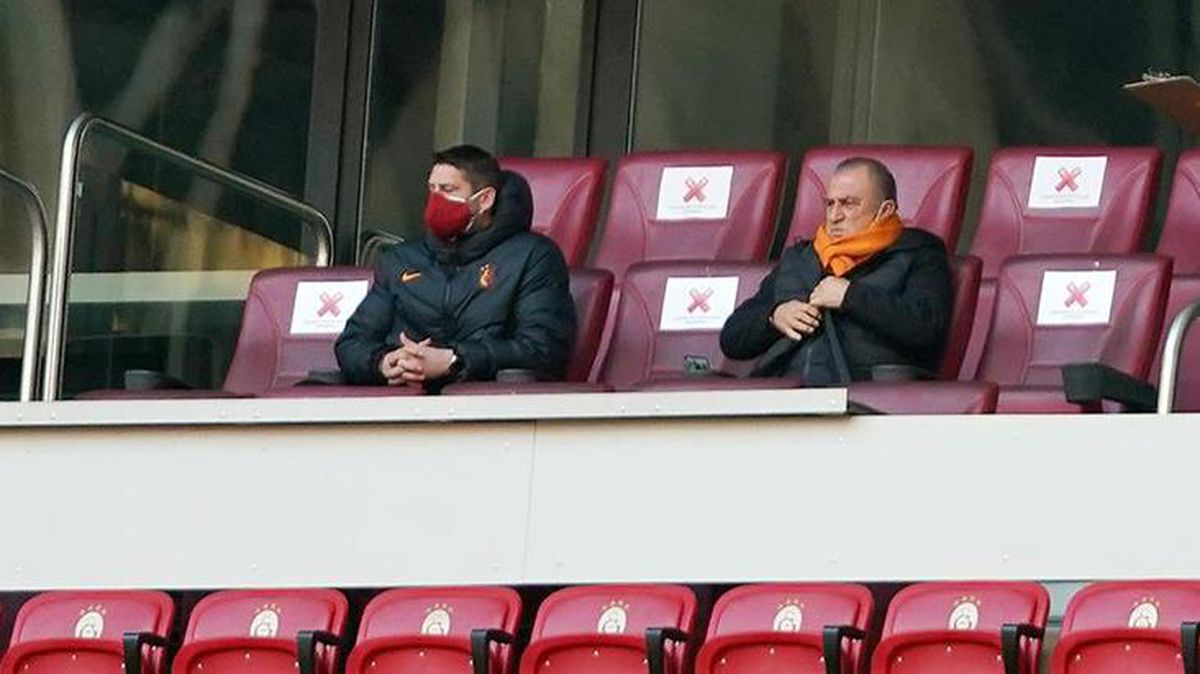Cezası nedeniyle tribünde olan Fatih Terim'den saha içine telefonla taktik