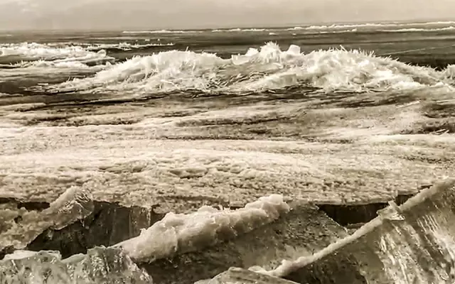 Çıldır gölünde çözülme başlayınca 'kristal göl'e dönüştü Çıldır gölünde çözülme başlayınca 'kristal göl'e dönüştü