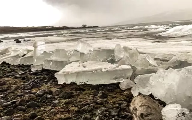 Çıldır gölünde çözülme başlayınca 'kristal göl'e dönüştü Çıldır gölünde çözülme başlayınca 'kristal göl'e dönüştü