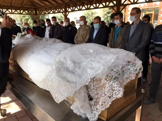 Cinayete kurban giden, Emine gelinlikli tabutu ile son yolculuğuna uğurlandı Cinayete kurban giden, Emine gelinlikli tabutu ile son yolculuğuna uğurlandı