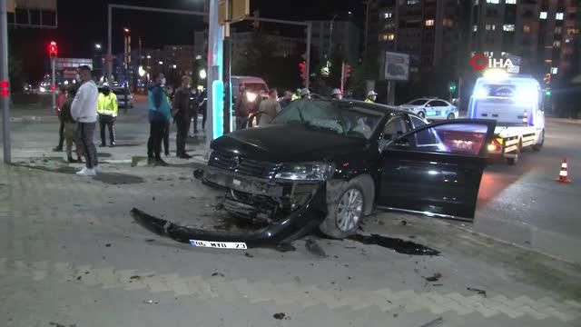 Elazığ'da 3 aracın karıştığı zincirleme trafik kazası: 5 yaralı Elazığ'da 3 aracın karıştığı zincirleme trafik kazası: 5 yaralı