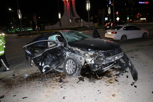 Elazığ'da 3 aracın karıştığı zincirleme trafik kazası: 5 yaralı Elazığ'da 3 aracın karıştığı zincirleme trafik kazası: 5 yaralı
