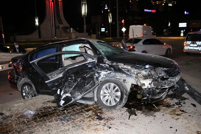 Elazığ'da 3 aracın karıştığı zincirleme trafik kazası: 5 yaralı Elazığ'da 3 aracın karıştığı zincirleme trafik kazası: 5 yaralı