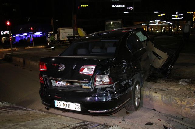 Elazığ'da 3 aracın karıştığı zincirleme trafik kazası: 5 yaralı Elazığ'da 3 aracın karıştığı zincirleme trafik kazası: 5 yaralı