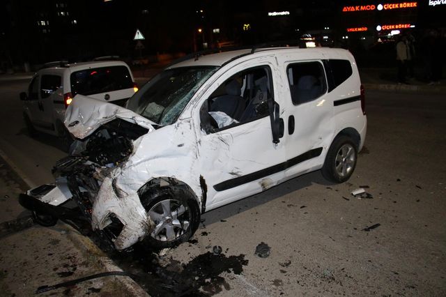 Elazığ'da 3 aracın karıştığı zincirleme trafik kazası: 5 yaralı Elazığ'da 3 aracın karıştığı zincirleme trafik kazası: 5 yaralı