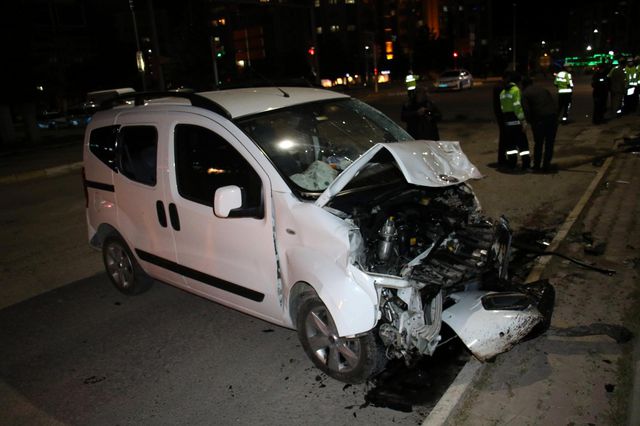 Elazığ'da 3 aracın karıştığı zincirleme trafik kazası: 5 yaralı Elazığ'da 3 aracın karıştığı zincirleme trafik kazası: 5 yaralı