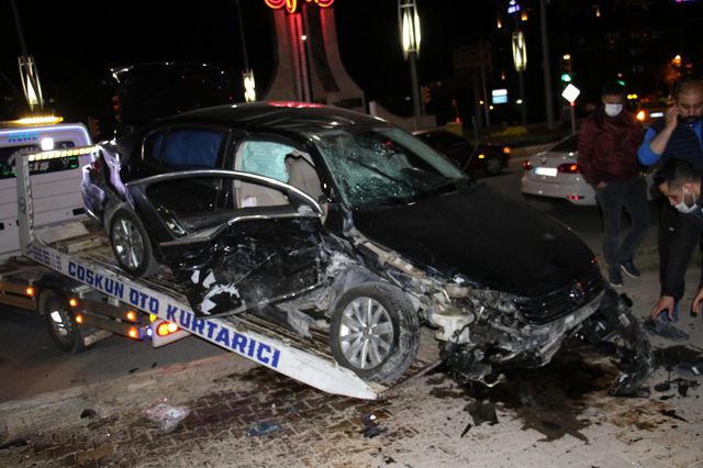 Elazığ'da 3 aracın karıştığı zincirleme trafik kazası: 5 yaralı Elazığ'da 3 aracın karıştığı zincirleme trafik kazası: 5 yaralı