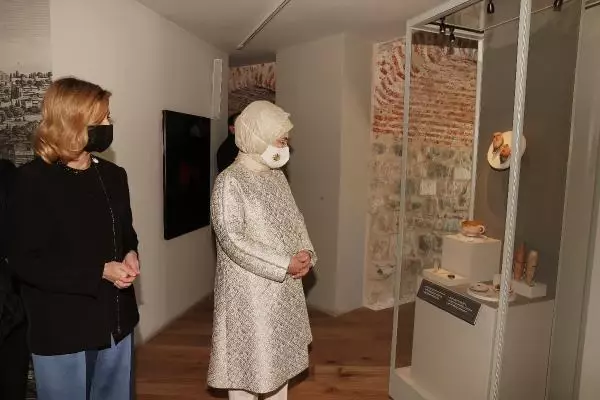Emine Erdoğan, Ukrayna Devlet Başkanı Zelenskiy'nin eşi Olena Zelenska ile Galata Kulesi'ni ziyaret etti