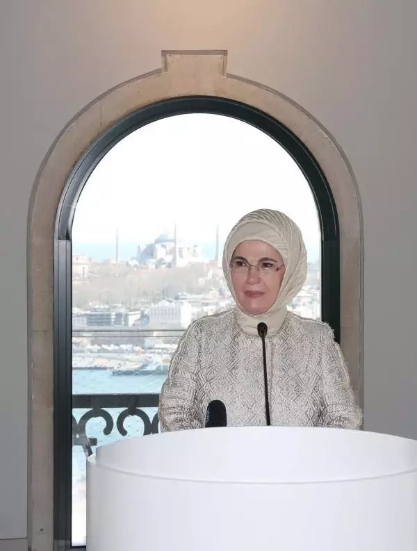 Emine Erdoğan, Ukrayna Devlet Başkanı Zelenskiy'nin eşi Olena Zelenska ile Galata Kulesi'ni ziyaret etti