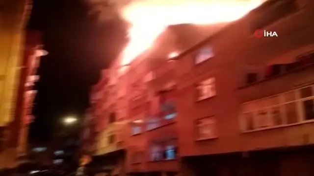 Esenler'de iki binanın çatısı alev alev yandı Esenler'de iki binanın çatısı alev alev yandı
