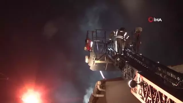Esenler'de iki binanın çatısı alev alev yandı Esenler'de iki binanın çatısı alev alev yandı