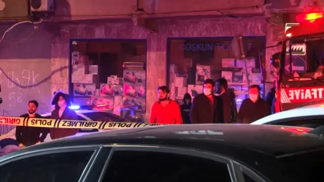 Esenler'de iki binanın çatısı alev alev yandı Esenler'de iki binanın çatısı alev alev yandı