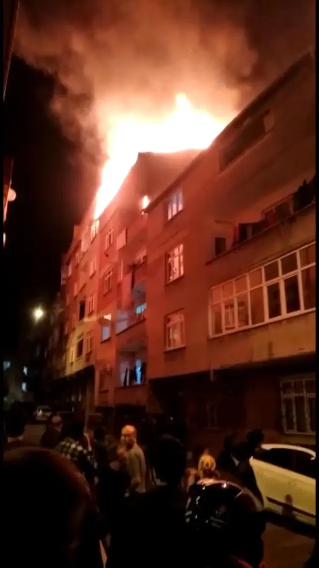 Esenler'de iki binanın çatısı alev alev yandı Esenler'de iki binanın çatısı alev alev yandı