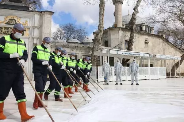 EYÜPSULTAN CAMİİ, RAMAZAN ÖNCESİ GÜL SUYUYLA YIKANDI EYÜPSULTAN CAMİİ, RAMAZAN ÖNCESİ GÜL SUYUYLA YIKANDI