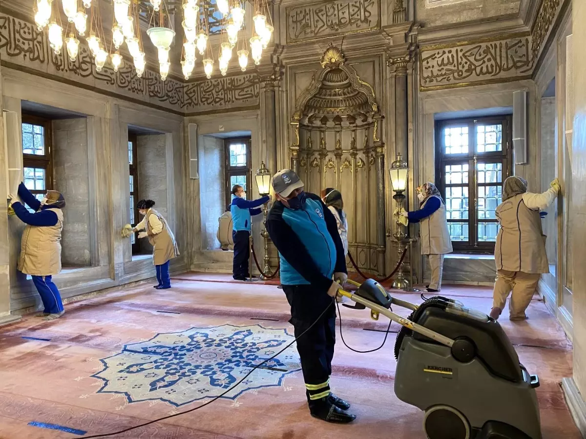Eyüpsultan Camii ve Meydanı gül suyuyla yıkandı