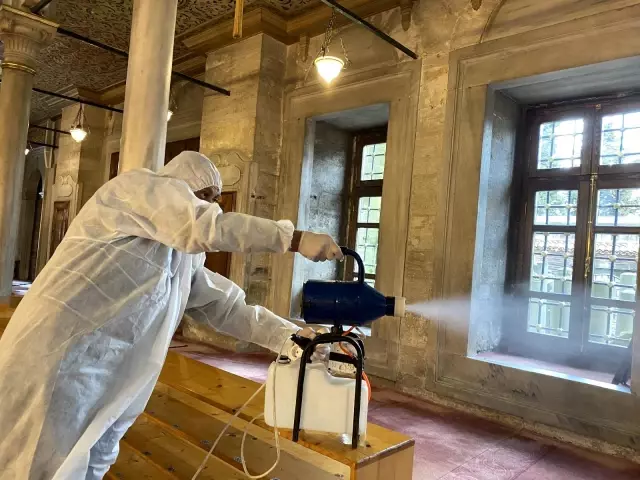 Eyüpsultan Camii ve Meydanı gül suyuyla yıkandı Eyüpsultan Camii ve Meydanı gül suyuyla yıkandı