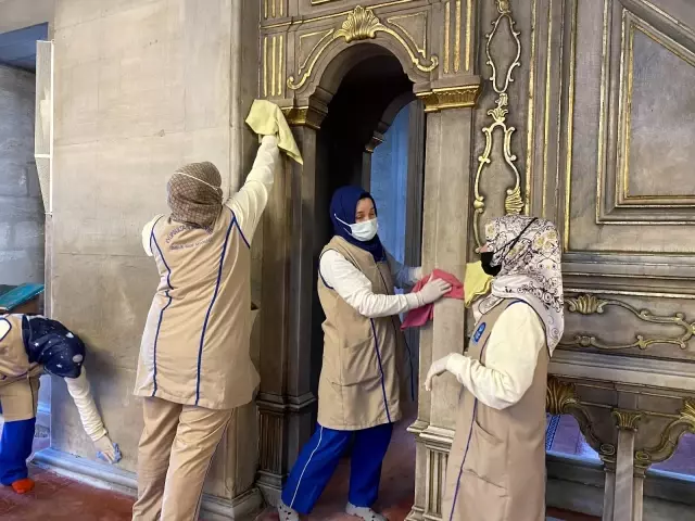 Eyüpsultan Camii ve Meydanı gül suyuyla yıkandı Eyüpsultan Camii ve Meydanı gül suyuyla yıkandı
