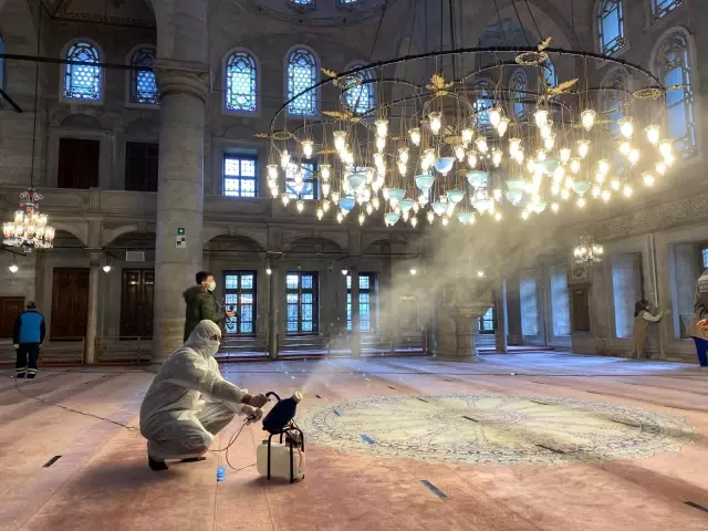 Eyüpsultan Camii ve Meydanı gül suyuyla yıkandı Eyüpsultan Camii ve Meydanı gül suyuyla yıkandı