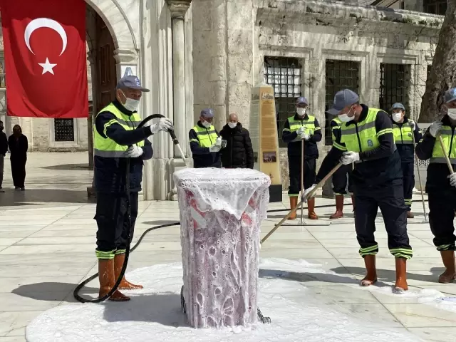 Eyüpsultan Camii ve Meydanı gül suyuyla yıkandı Eyüpsultan Camii ve Meydanı gül suyuyla yıkandı