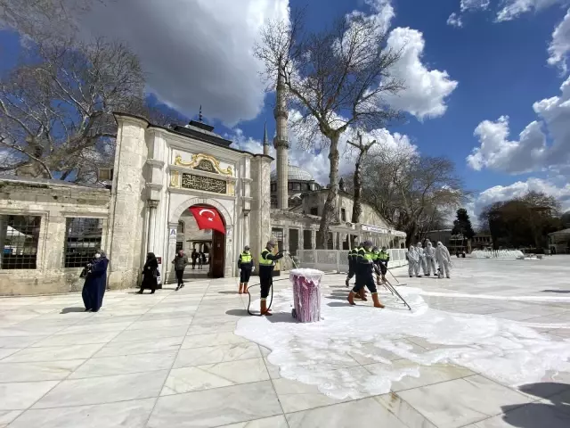 Eyüpsultan Camii ve Meydanı gül suyuyla yıkandı Eyüpsultan Camii ve Meydanı gül suyuyla yıkandı