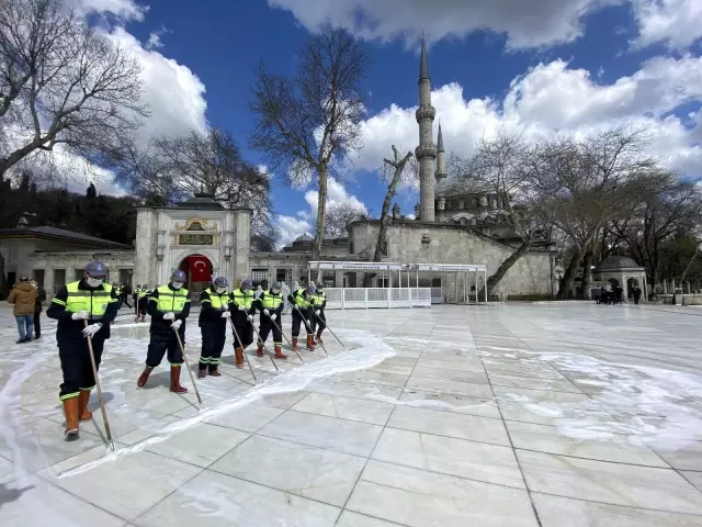 Eyüpsultan Camii ve Meydanı gül suyuyla yıkandı Eyüpsultan Camii ve Meydanı gül suyuyla yıkandı