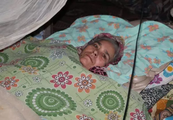 ANTALYA Felçli kadın ağıldan bozma barakada yaşamaya çalışıyor