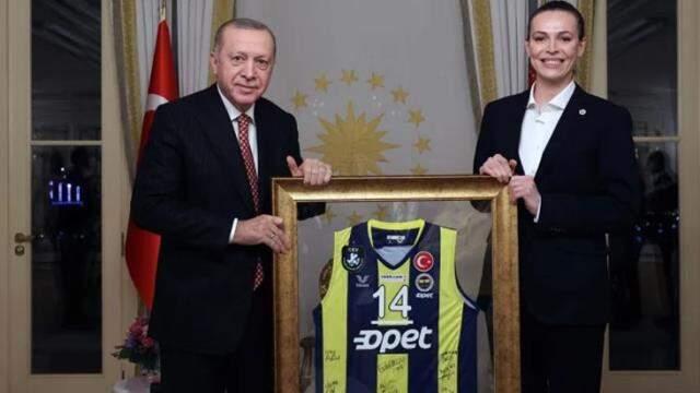 Fenerbahçeli voleybolcu Melissa Teessa Vargas Türk oldu, kimliğini Cumhurbaşkanı Erdoğan verdi Fenerbahçeli voleybolcu Melissa Teessa Vargas Türk oldu, kimliğini Cumhurbaşkanı Erdoğan verdi