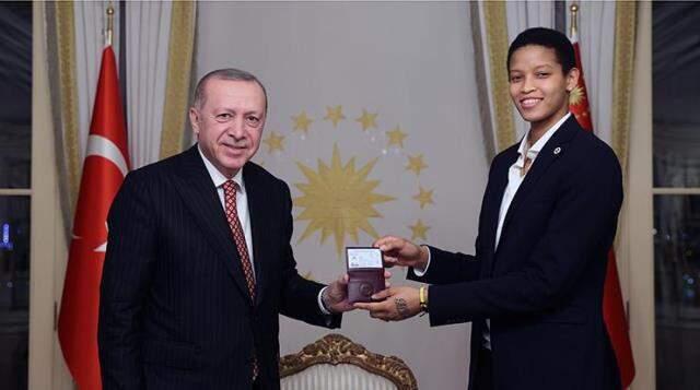 Fenerbahçeli voleybolcu Melissa Teessa Vargas Türk oldu, kimliğini Cumhurbaşkanı Erdoğan verdi Fenerbahçeli voleybolcu Melissa Teessa Vargas Türk oldu, kimliğini Cumhurbaşkanı Erdoğan verdi