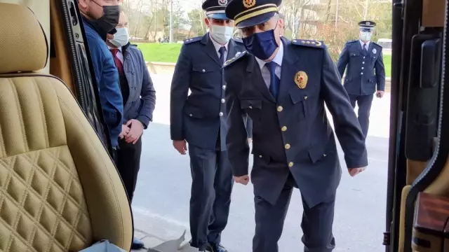Yapılan anonsu duyan polisler koşmaya başladı... Gazetecilerden polislere, 'Silah yüklü araç' sürprizi Yapılan anonsu duyan polisler koşmaya başladı... Gazetecilerden polislere, 'Silah yüklü araç' sürprizi