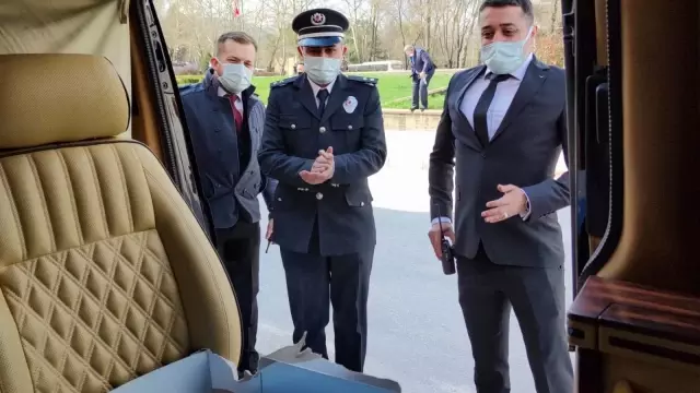 Yapılan anonsu duyan polisler koşmaya başladı... Gazetecilerden polislere, 'Silah yüklü araç' sürprizi Yapılan anonsu duyan polisler koşmaya başladı... Gazetecilerden polislere, 'Silah yüklü araç' sürprizi