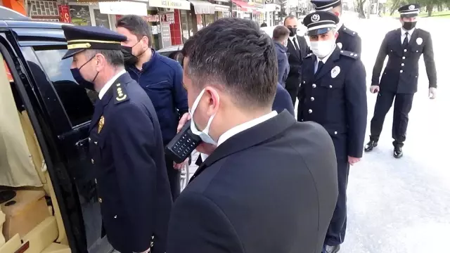Yapılan anonsu duyan polisler koşmaya başladı... Gazetecilerden polislere, 'Silah yüklü araç' sürprizi Yapılan anonsu duyan polisler koşmaya başladı... Gazetecilerden polislere, 'Silah yüklü araç' sürprizi