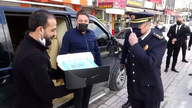 Yapılan anonsu duyan polisler koşmaya başladı... Gazetecilerden polislere, 'Silah yüklü araç' sürprizi Yapılan anonsu duyan polisler koşmaya başladı... Gazetecilerden polislere, 'Silah yüklü araç' sürprizi
