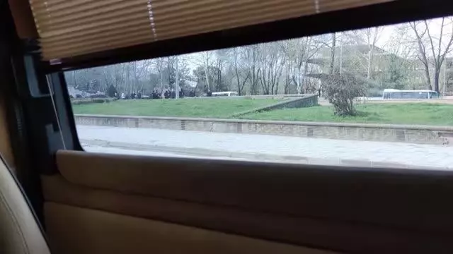 Gazetecilerden 'silah yüklü araç' ihbarına giden polis ekiplerine sürpriz kutlama Gazetecilerden 'silah yüklü araç' ihbarına giden polis ekiplerine sürpriz kutlama