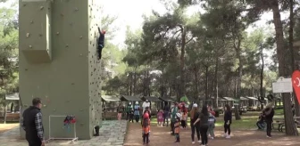 GAZİANTEP - Salgın nedeniyle evden çıkamayan anne ve çocukları belediyenin tahsis ettiği kampta eğleniyor