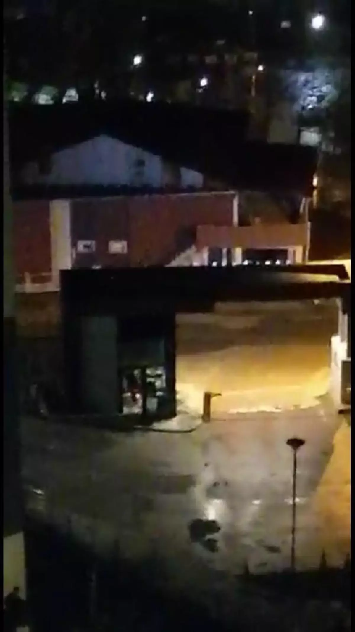 Güvenlik kulübesinin camlarını kırıp, eşyaları dağıtan saldırgana gözaltı