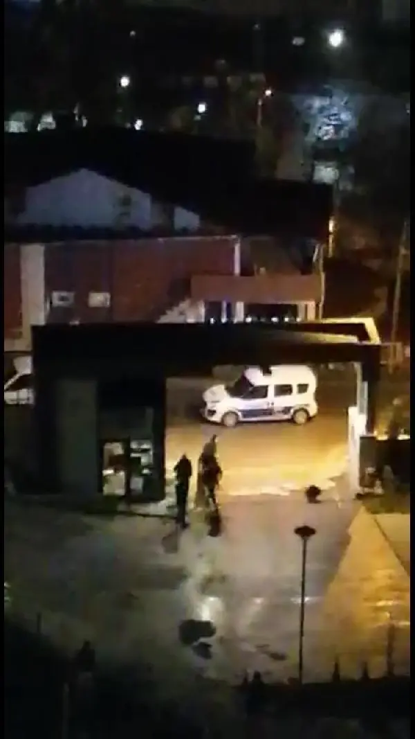 Güvenlik kulübesinin camlarını kırıp, eşyaları dağıtan saldırgana gözaltı