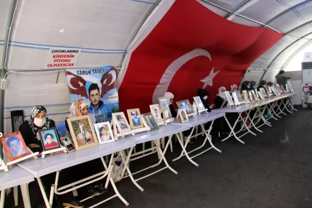 HDP önünde evlat nöbetindeki annelerin haykırışı sürüyor HDP önünde evlat nöbetindeki annelerin haykırışı sürüyor