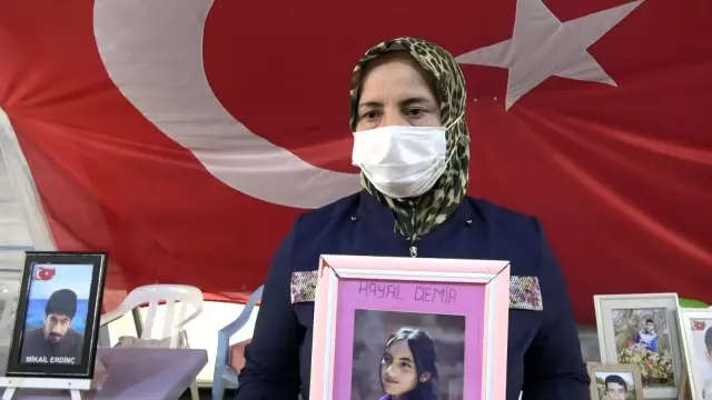 HDP önünde evlat nöbetindeki annelerin haykırışı sürüyor HDP önünde evlat nöbetindeki annelerin haykırışı sürüyor