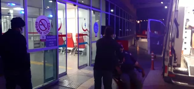 İki araç kafa kafaya çarpıştı: 2 ölü, 5 yaralı İki araç kafa kafaya çarpıştı: 2 ölü, 5 yaralı