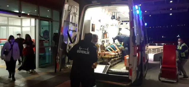 İki araç kafa kafaya çarpıştı: 2 ölü, 5 yaralı İki araç kafa kafaya çarpıştı: 2 ölü, 5 yaralı