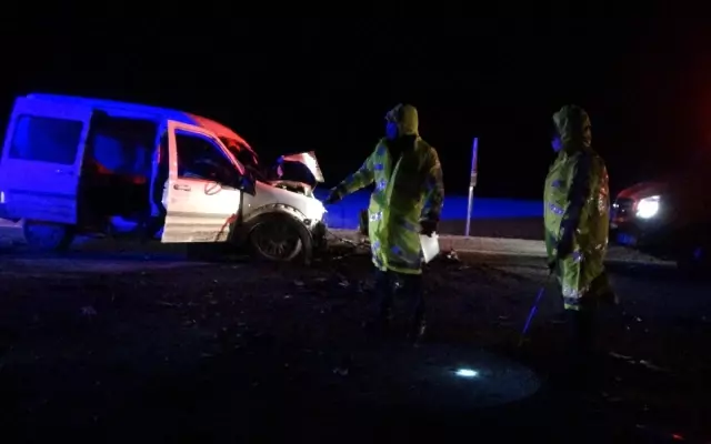 İki araç kafa kafaya çarpıştı: 2 ölü, 5 yaralı İki araç kafa kafaya çarpıştı: 2 ölü, 5 yaralı