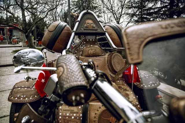 İlginç tasarımıyla dikkat çeken bu motosikletin dünyada eşi benzeri yok İlginç tasarımıyla dikkat çeken bu motosikletin dünyada eşi benzeri yok