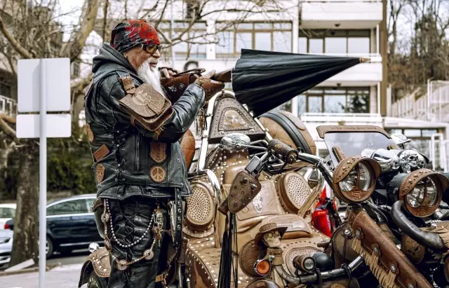 İlginç tasarımıyla dikkat çeken bu motosikletin dünyada eşi benzeri yok İlginç tasarımıyla dikkat çeken bu motosikletin dünyada eşi benzeri yok