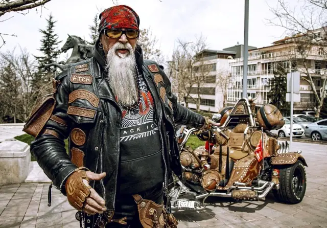 İlginç tasarımıyla dikkat çeken bu motosikletin dünyada eşi benzeri yok İlginç tasarımıyla dikkat çeken bu motosikletin dünyada eşi benzeri yok