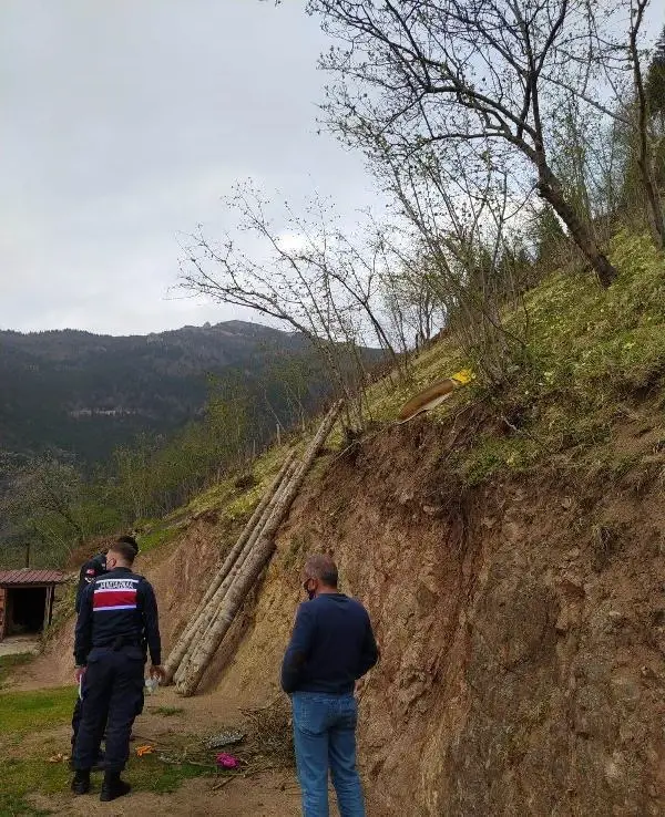 İntihara kalkışan ağabeyini son anda ipi keserek kurtardı İntihara kalkışan ağabeyini son anda ipi keserek kurtardı