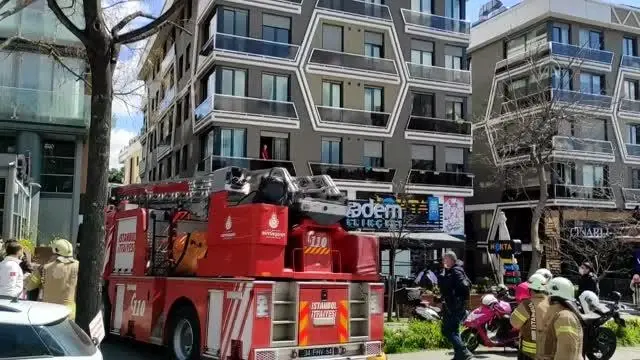 Son dakika haber: Kadıköy'de çatı katındaki dairede çıkan yangında 3 kişi yaralandı Son dakika haber: Kadıköy'de çatı katındaki dairede çıkan yangında 3 kişi yaralandı