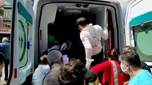 Son dakika haber: Kadıköy'de çatı katındaki dairede çıkan yangında 3 kişi yaralandı Son dakika haber: Kadıköy'de çatı katındaki dairede çıkan yangında 3 kişi yaralandı