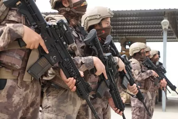 Son dakika haberi! Kadın özel harekat ekiplerinin operasyon anını DHA görüntüledi Son dakika haberi! Kadın özel harekat ekiplerinin operasyon anını DHA görüntüledi